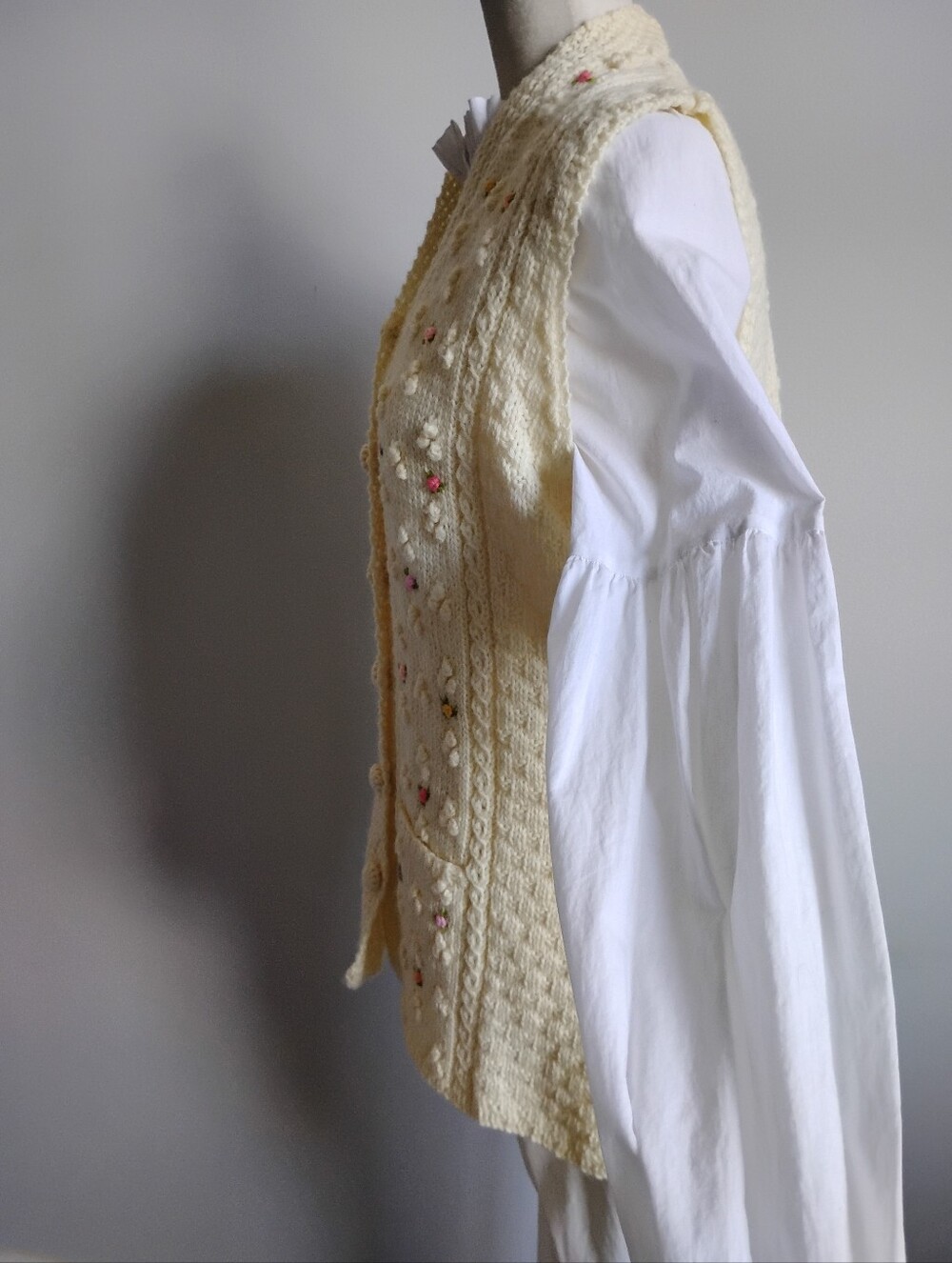 Smith's Of Bermuda Vintage Pure Wool Sweater Vest Cream Pastel Rosettes Size Med - Picture 8 of 16